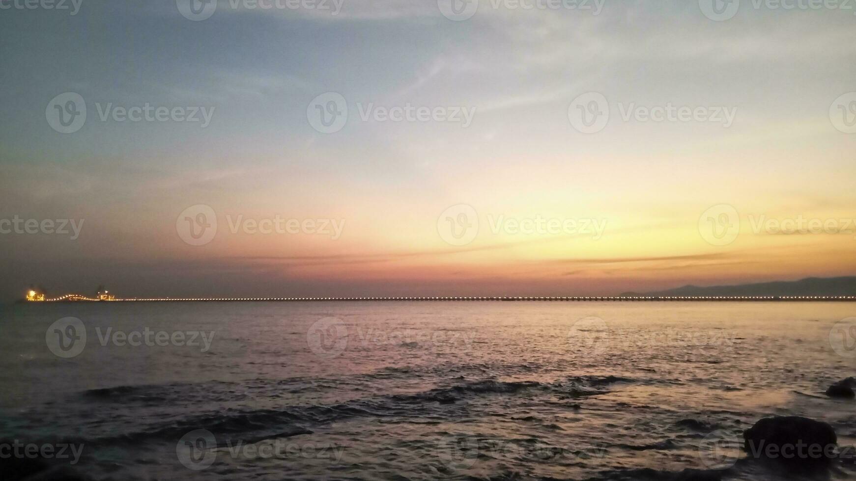 magnifique bord de mer vues, attendre pour le lever du soleil dans le Matin photo