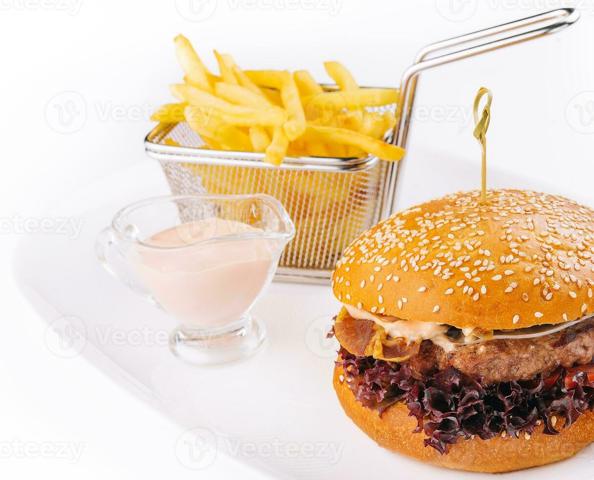 cheeseburger avec du boeuf petit pâté, Bacon et français frites photo