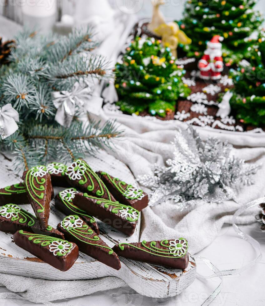Chocolat Brownies dans forme de Noël des arbres avec vert glaçage photo