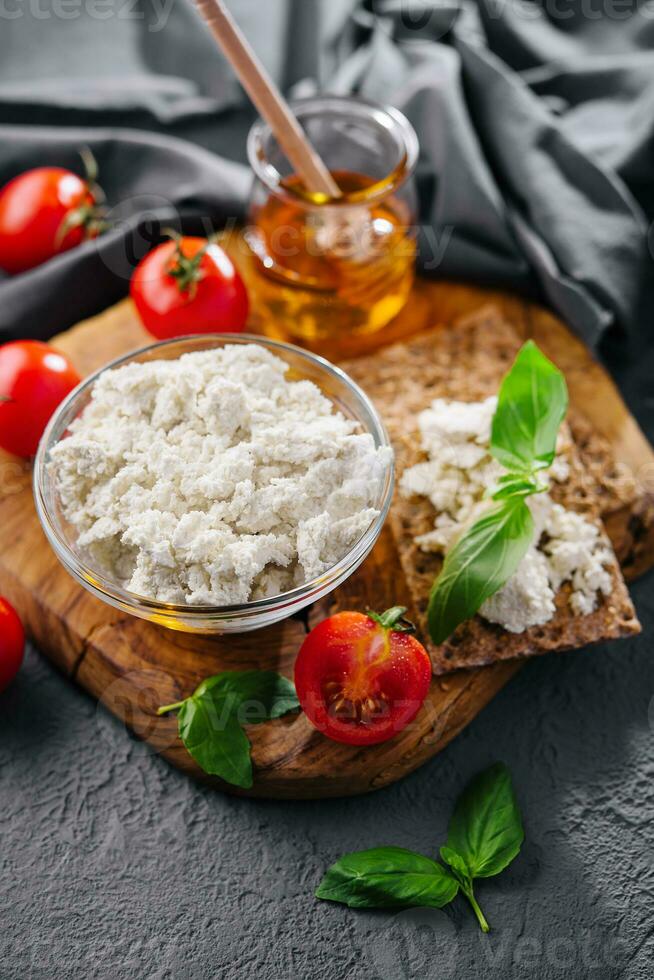 feta fromage avec Cerise tomates et basilic photo