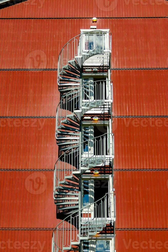 une spirale escalier sur une rouge bâtiment photo