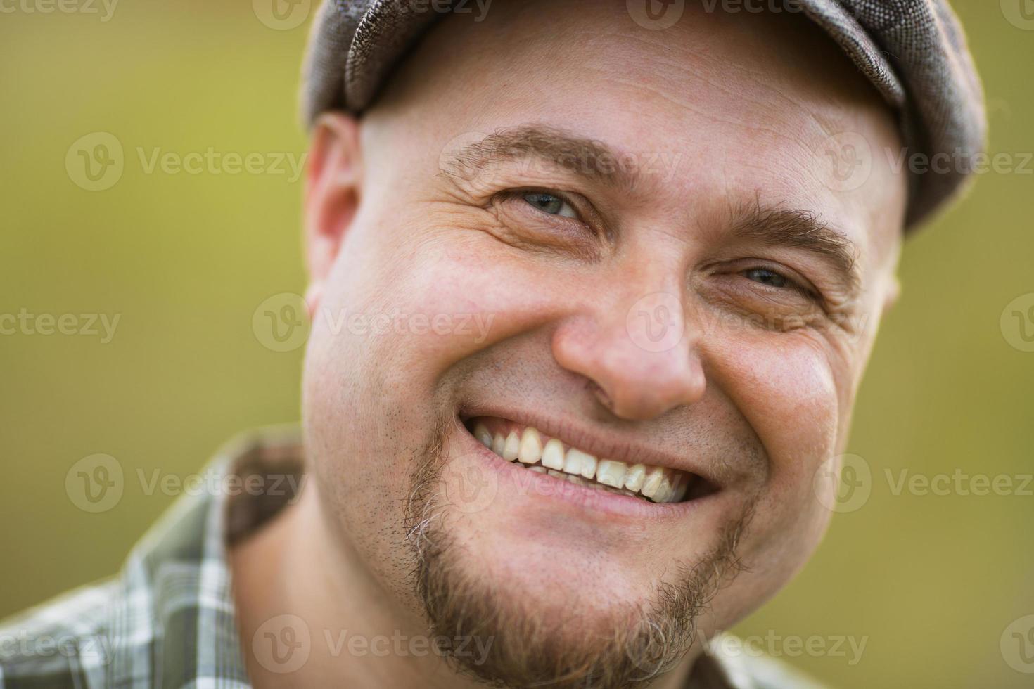 portrait d'un homme barbu souriant heureux photo