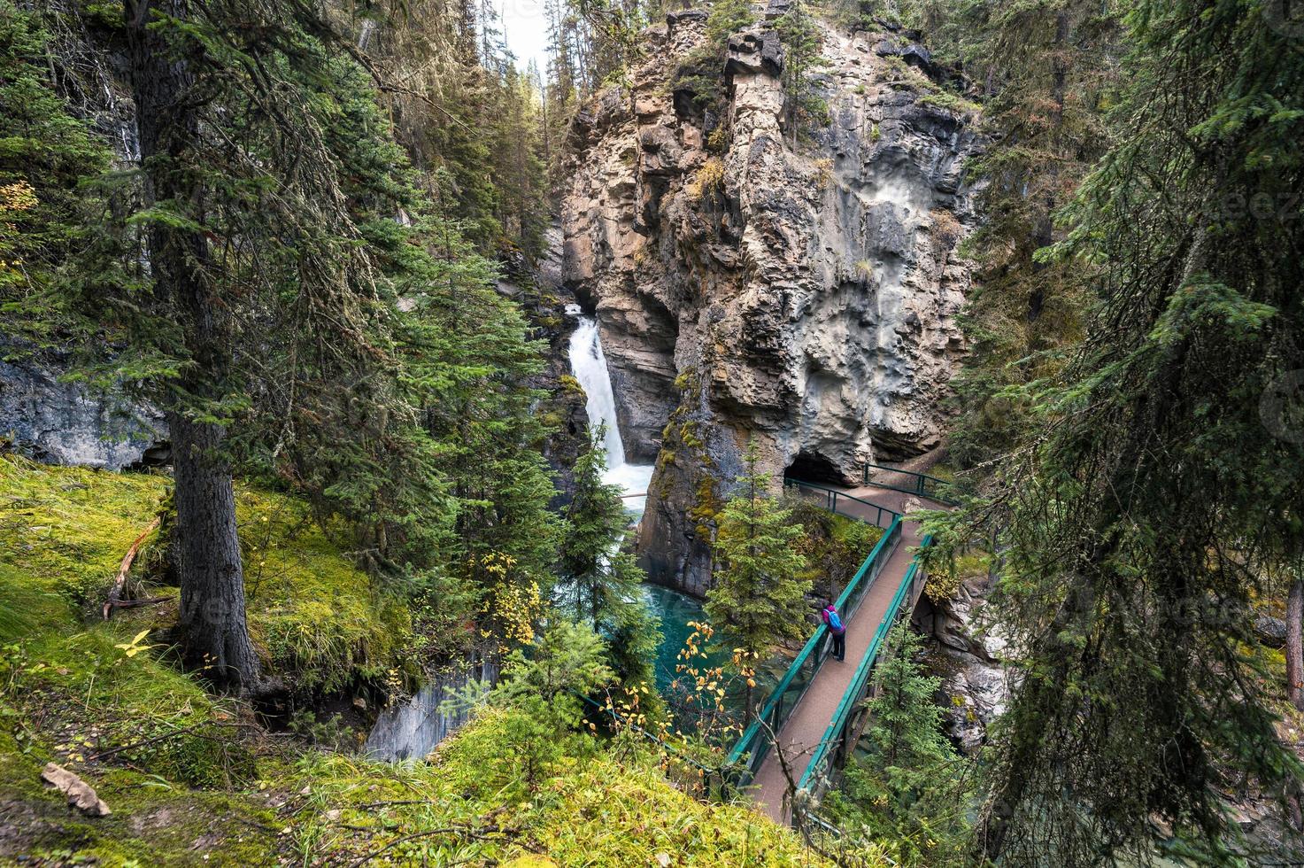 cascade du canyon johnston avec sentier de randonnée dans la forêt d'automne au parc national banff photo