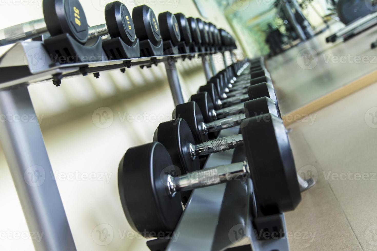 haltère dans la salle de gym à domicile photo