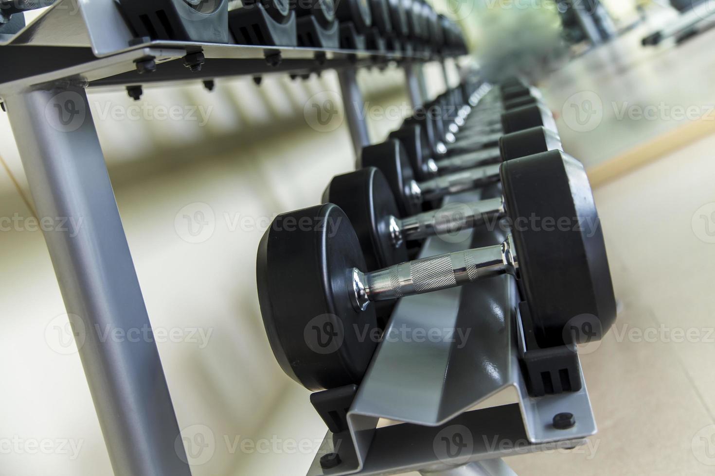 haltère dans la salle de gym à domicile photo