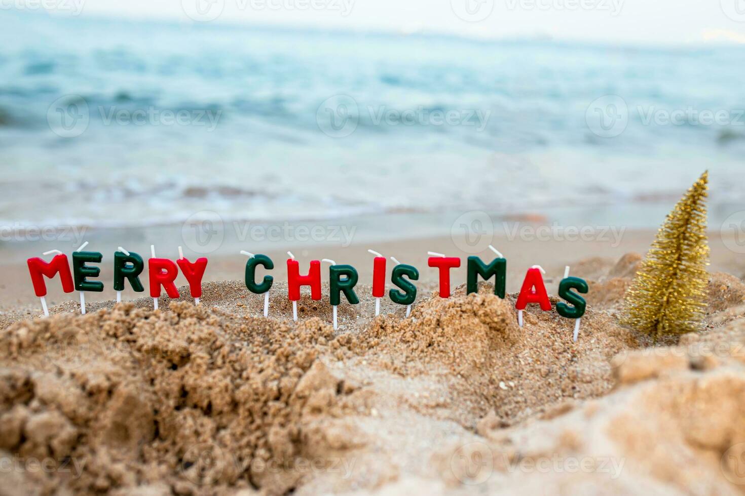 joyeux Noël à le une inscription avec une Noël arbre. le début de une Nouveau année dans une périple par le mer. célébrer Noël veille sur vacances photo