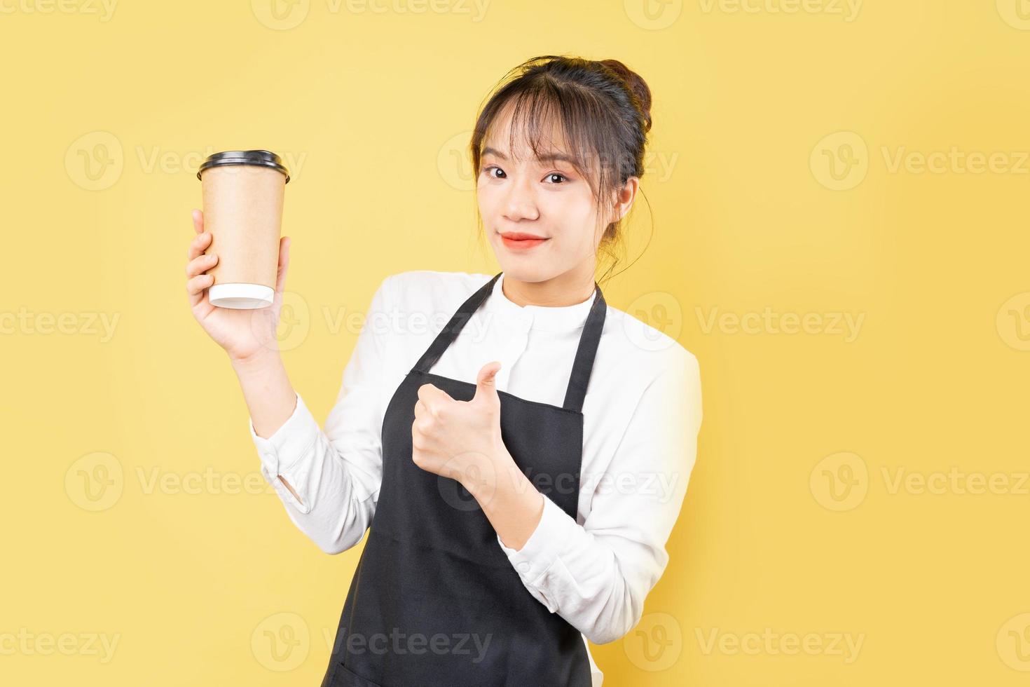 Portrait de serveuse joyeuse sur fond jaune photo