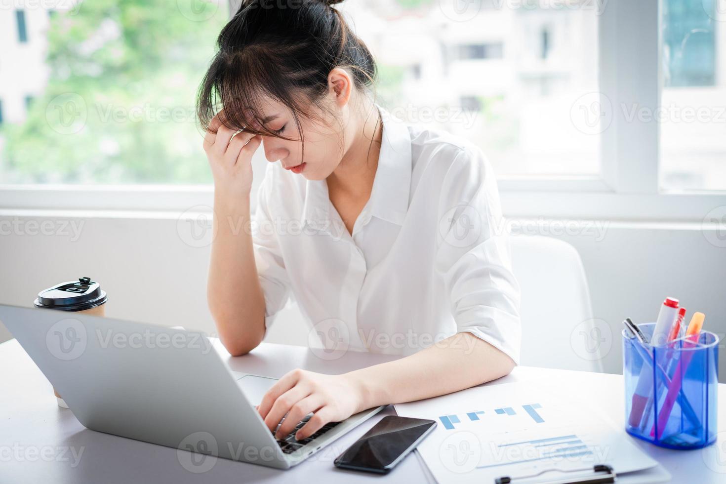 portrait d'une jeune femme d'affaires sous pression et fatigue photo