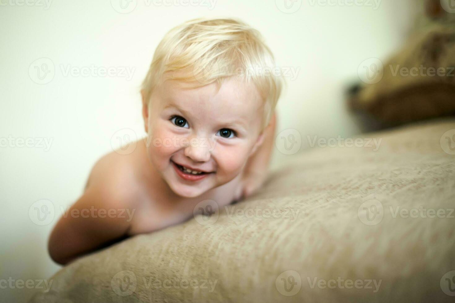 peu fille pièces à maison. portrait de une content émotif fille photo