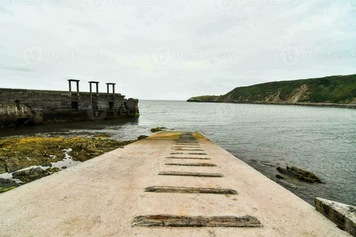 une longue jetée avec pas de premier plan à le l'eau photo