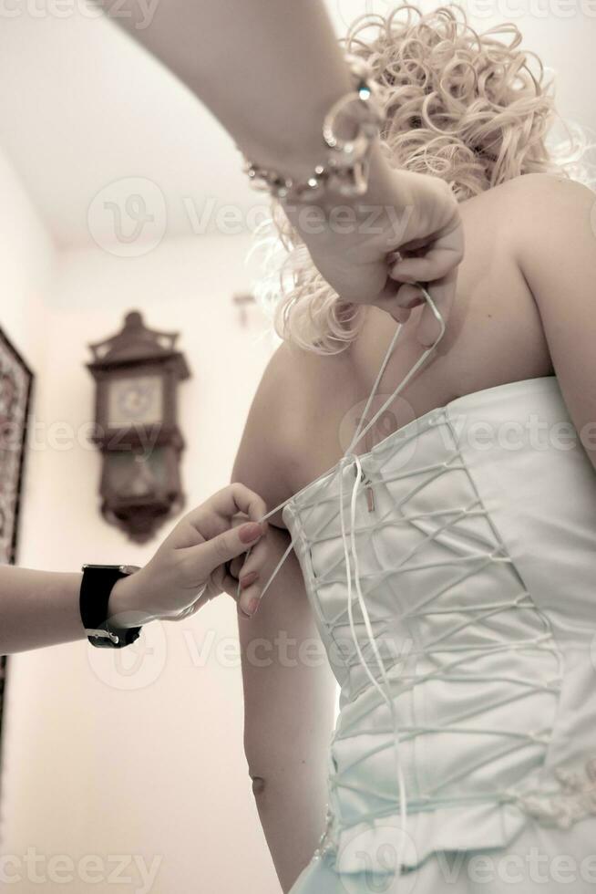 ami de le la mariée la mariée corset lacets sur une mariage robe photo