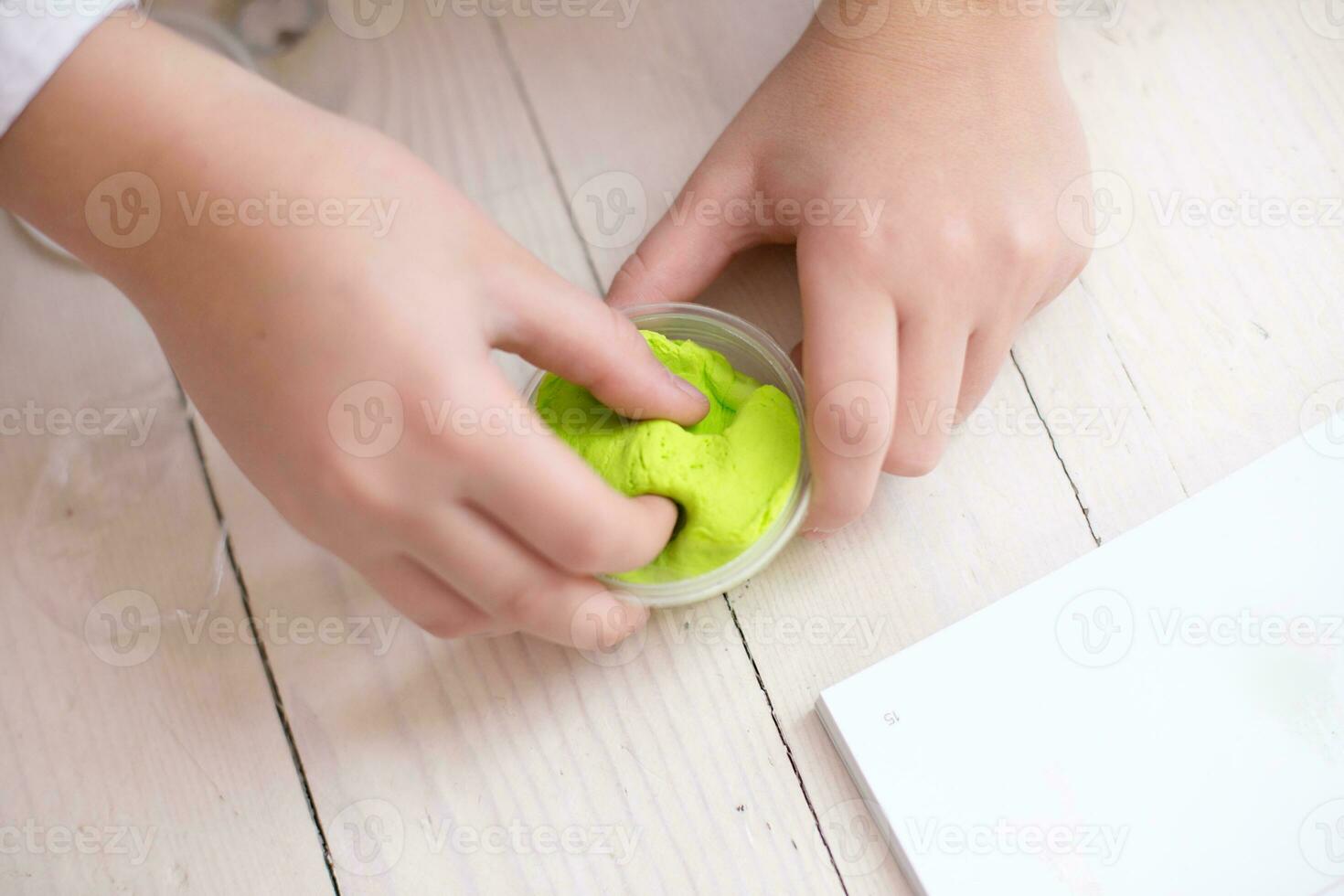 les enfants moule fait maison de raidissement argile. amusement dans le hiver dans du froid temps à maison. Facile Les figures de pâte à modeler faire il toi-même. photo