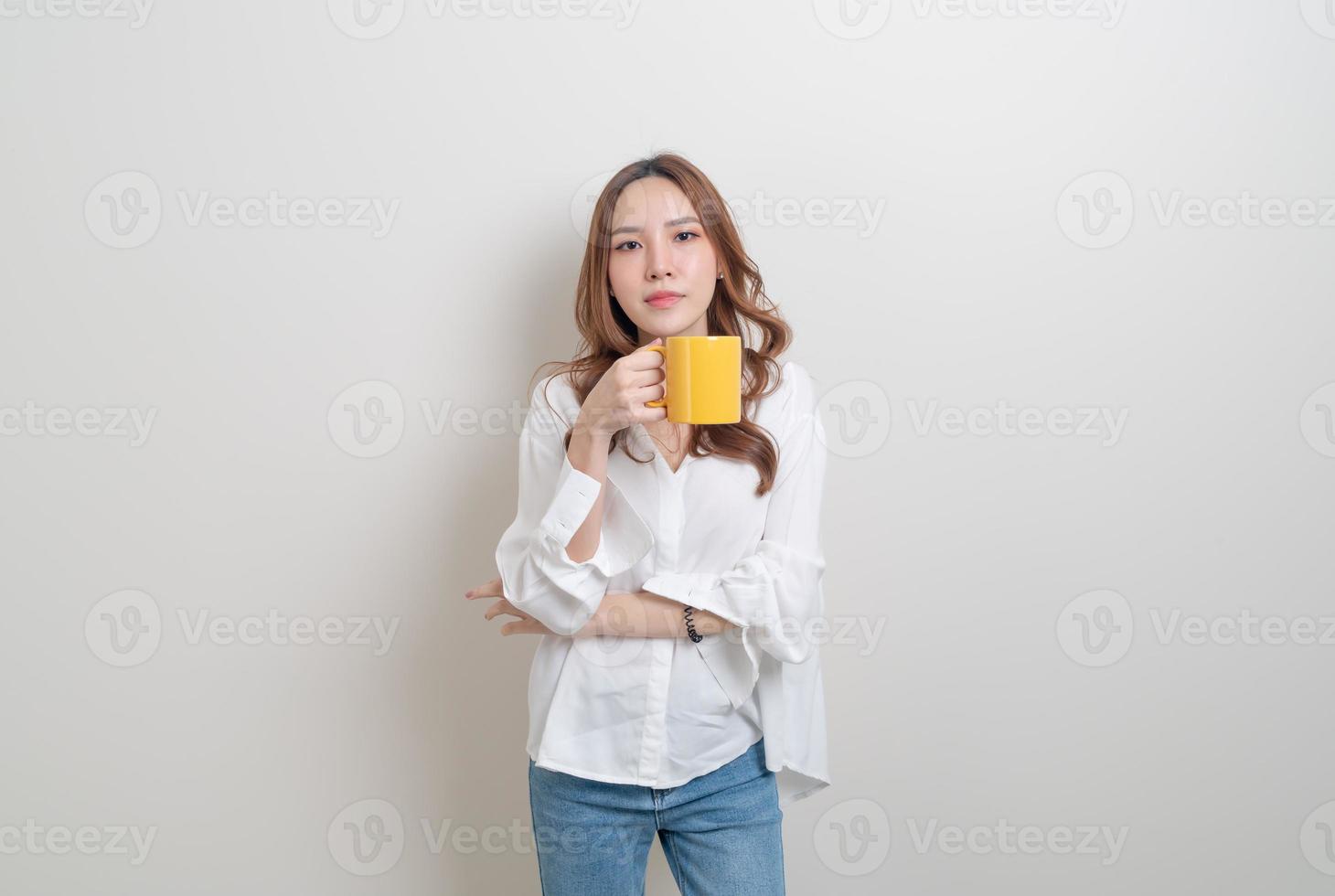 portrait belle femme asiatique tenant une tasse de café ou une tasse photo