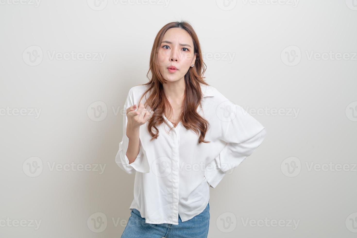 portrait belle femme stress, sérieux, s'inquiéter ou se plaindre photo