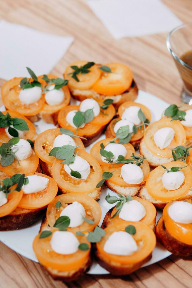 Bruschetta avec tomates et fromage. italien plat, cuisine à une culinaire Maître classe. cuisine à maison, Accueil aliments. photo