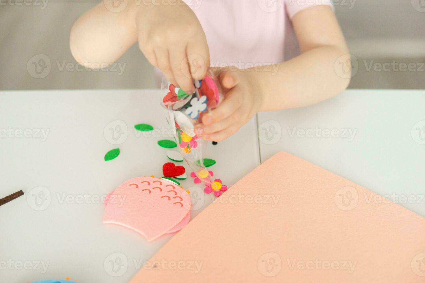 une blogueur fille fait du une se sentait artisanat pour la Saint-Valentin journée dans le forme de une cœur. le concept de enfants la créativité et Fait main. photo