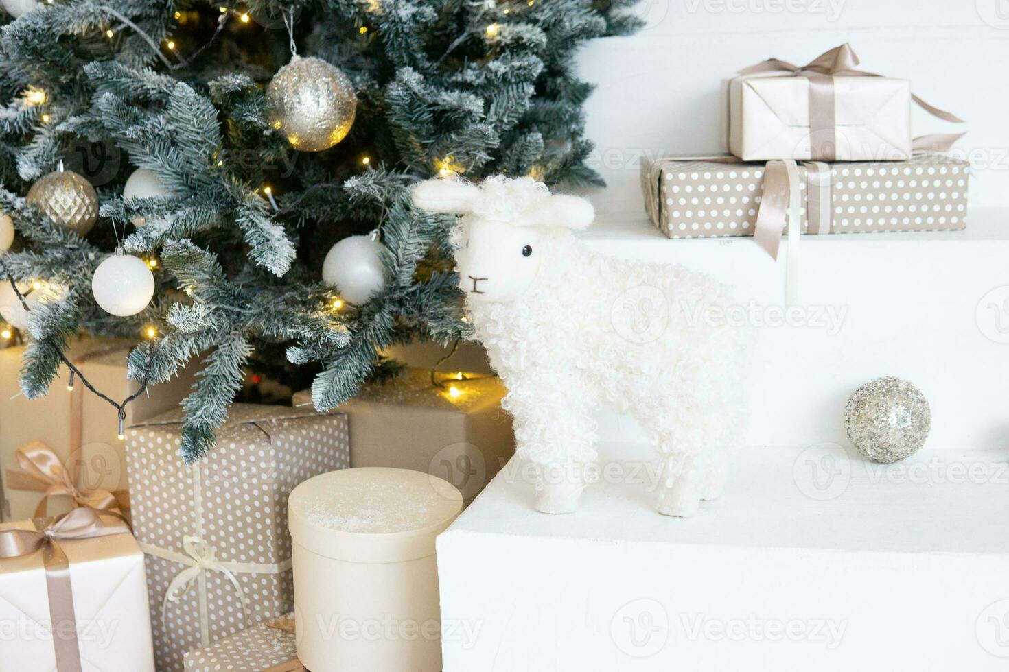 designer Noël arbre décoration avec lumière décorations. le concept de célébrer Nouveau année et Noël. cadeaux dans artisanat emballage en dessous de le Noël arbre. photo