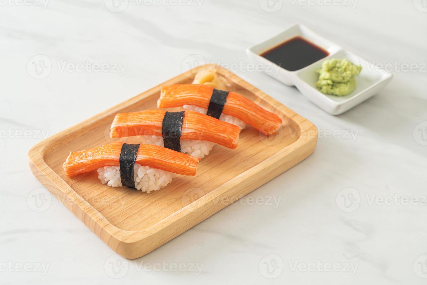 Sushi de bâton de crabe sur plaque de bois photo