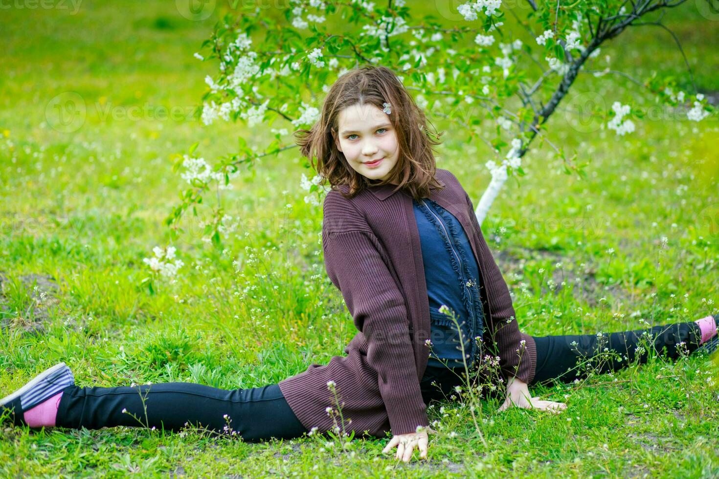 le enfant Sam sur le traverser ficelle. une fille est ayant amusement dans une printemps parc. photo