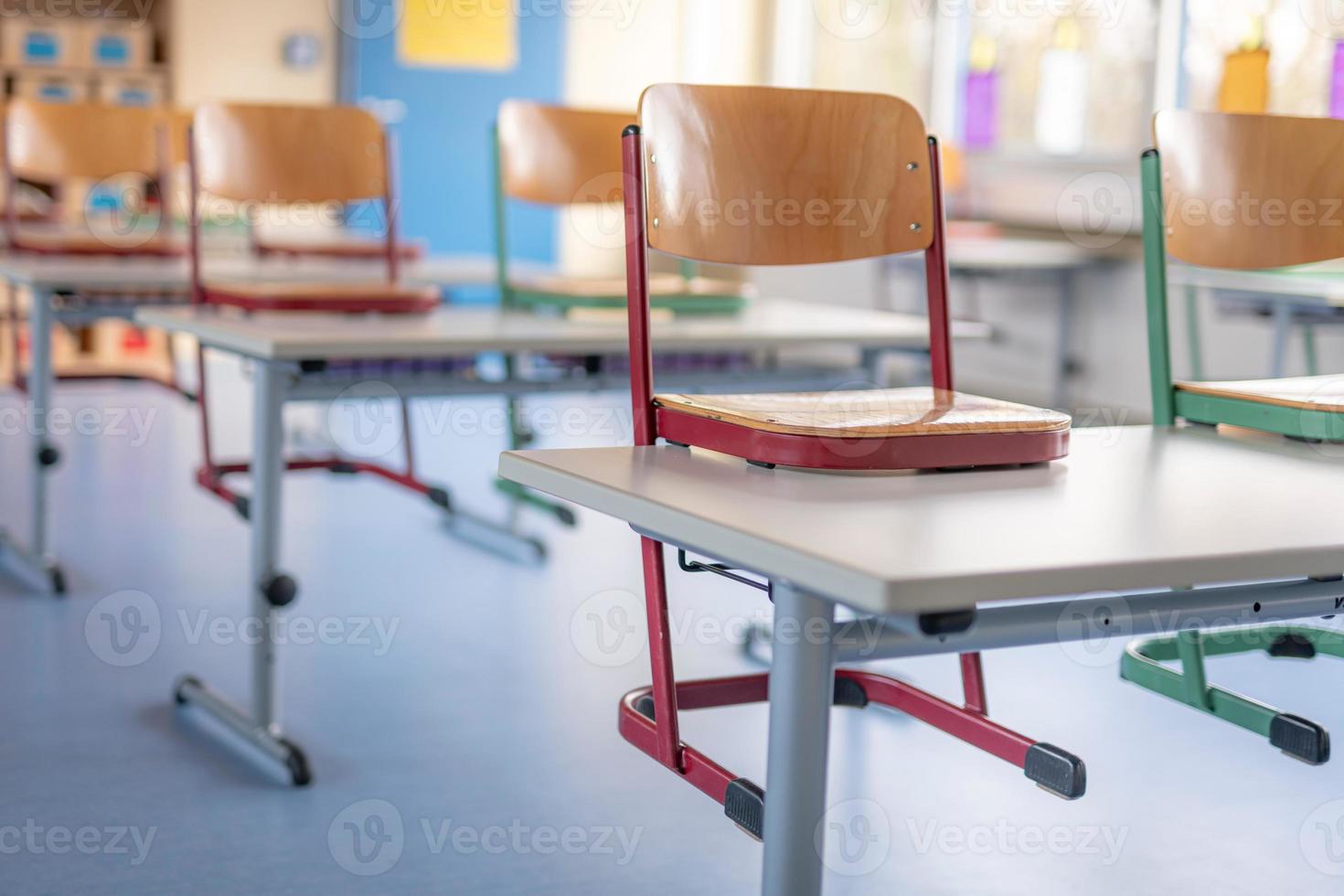 chaise rouge dans une salle de classe se dresse sur une table photo