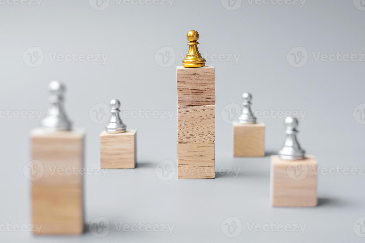 haut de pièces de pion d'échecs dorés ou homme d'affaires leader. concept de victoire, de leadership, de réussite commerciale, d'équipe, de recrutement et de travail d'équipe photo