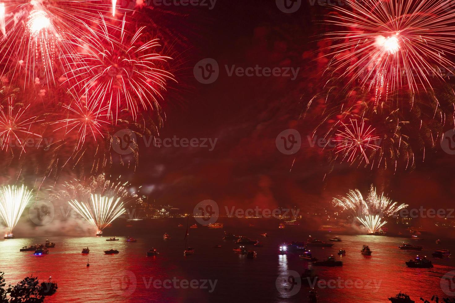 29 octobre 2019 célébrations de la fête de la république et feux d'artifice au bosphore d'istanbul photo