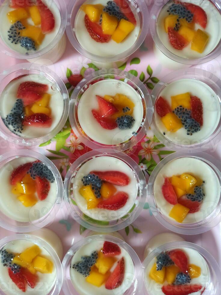 Lait pudding avec fruit Garniture photo
