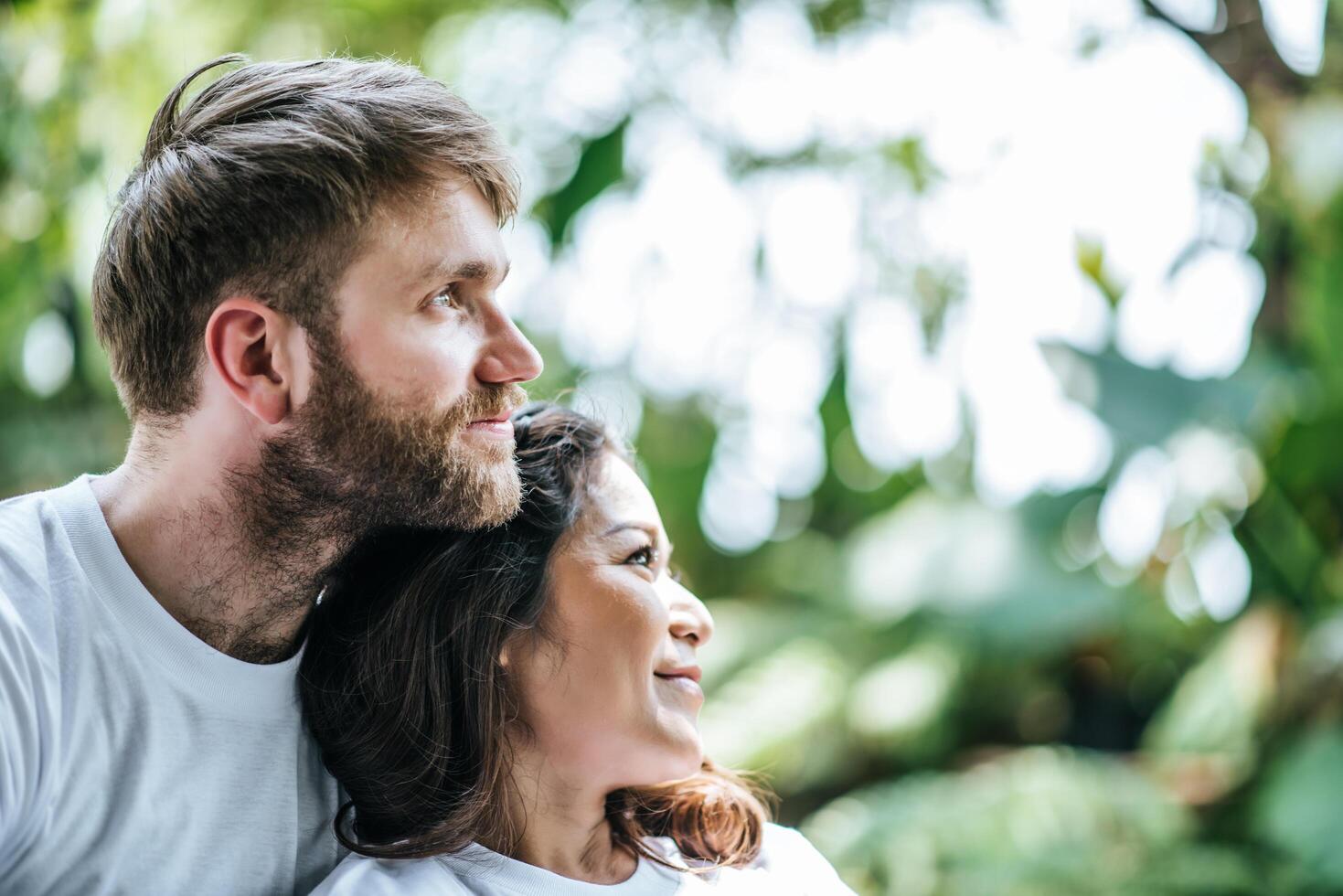 heureux couple souriant diversité dans l'amour moment ensemble photo