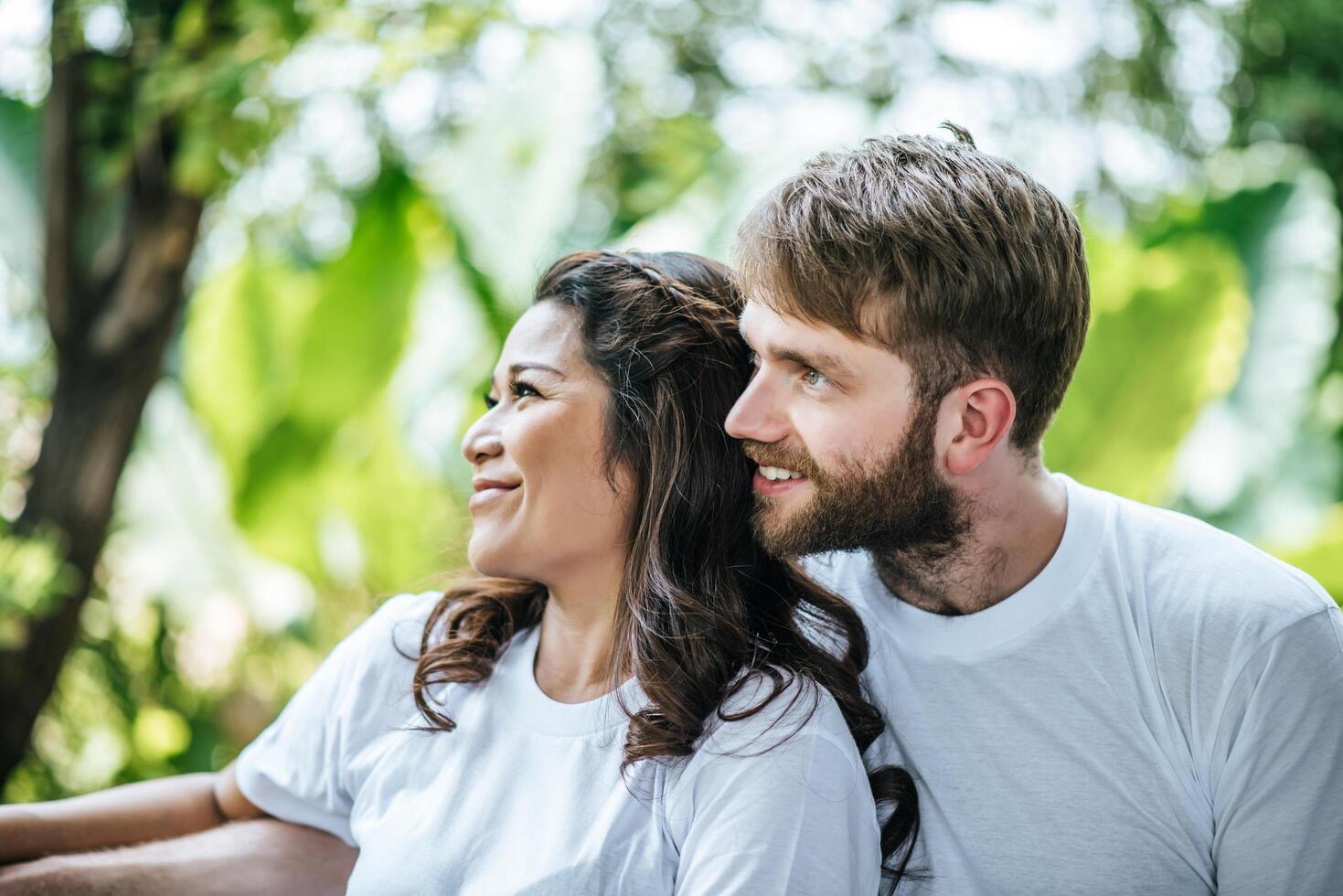 heureux couple souriant diversité dans l'amour moment ensemble photo