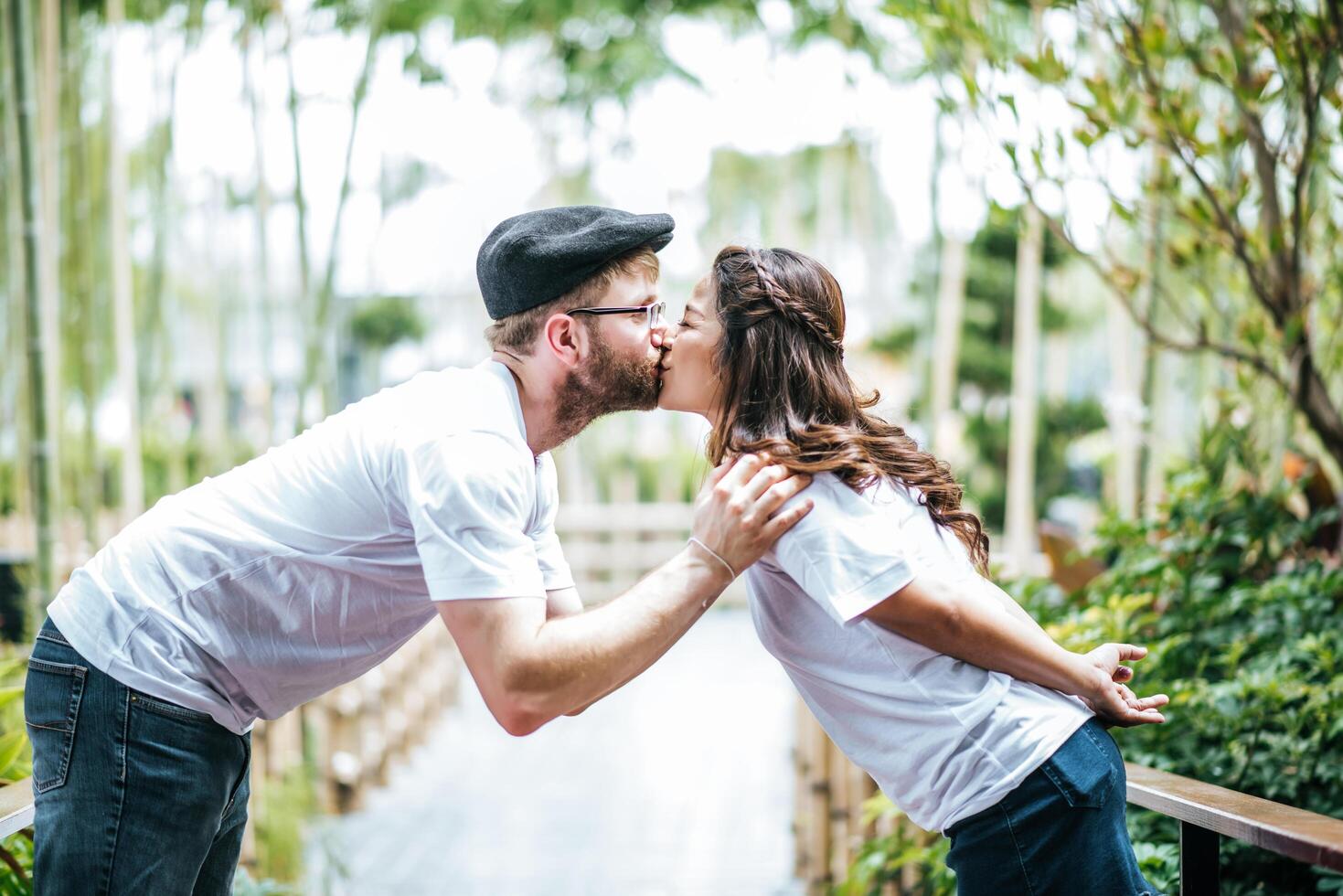 heureux couple souriant diversité dans l'amour moment ensemble photo