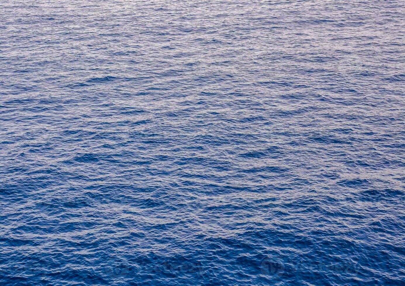 le océan est bleu et a vagues photo