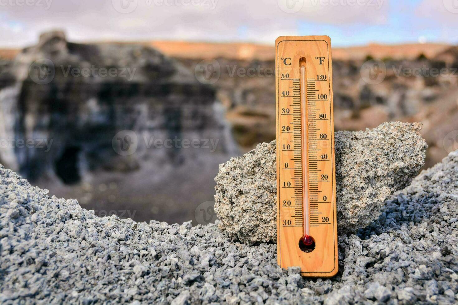 une thermomètre est mis sur une Roche dans le milieu de une désert photo