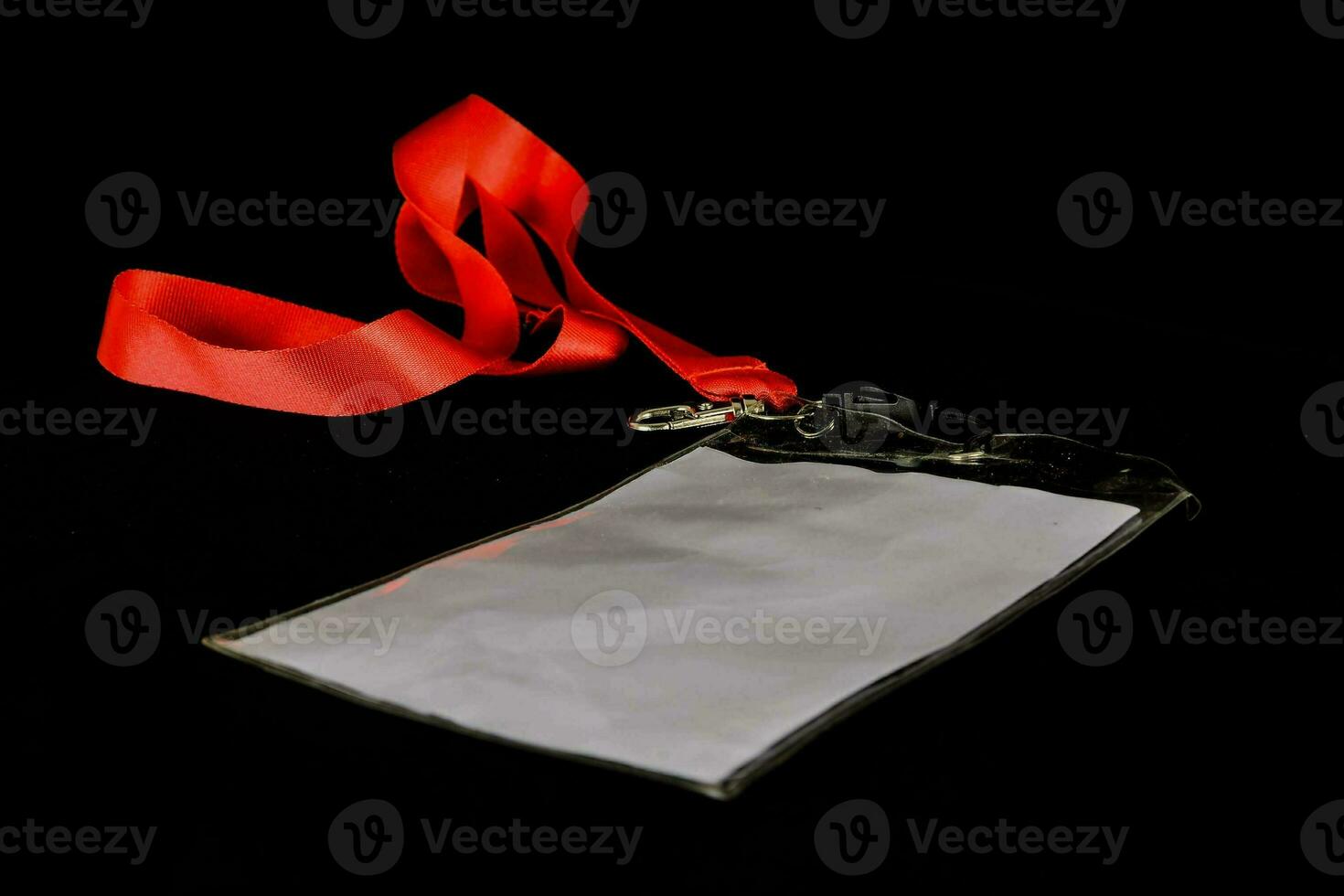 une rouge cordon avec une blanc carte attaché à il photo