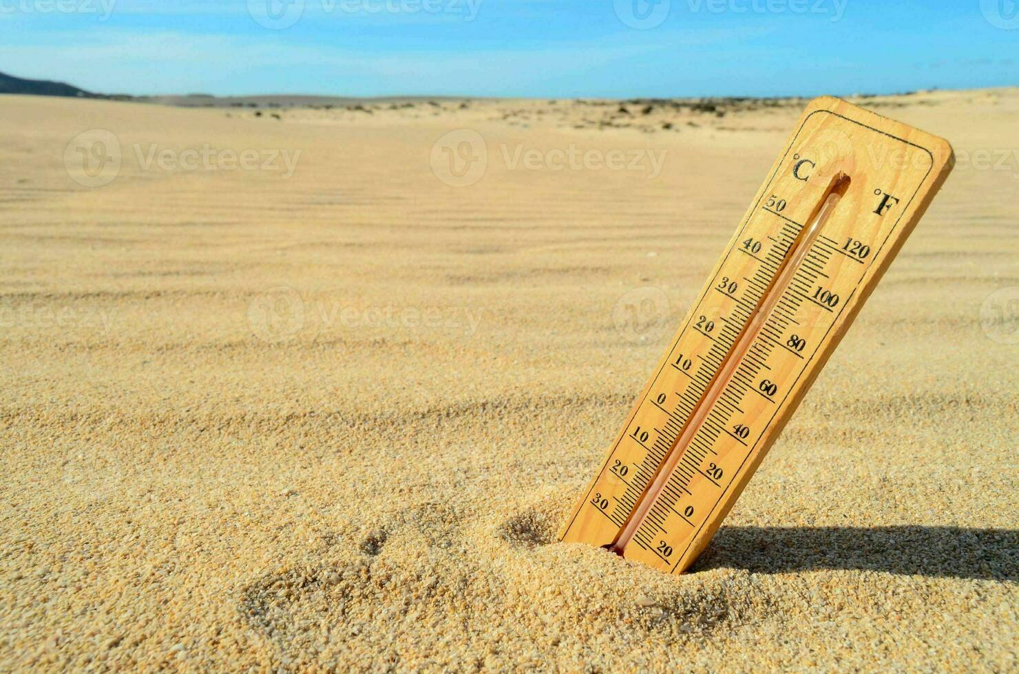 une thermomètre dans le désert photo
