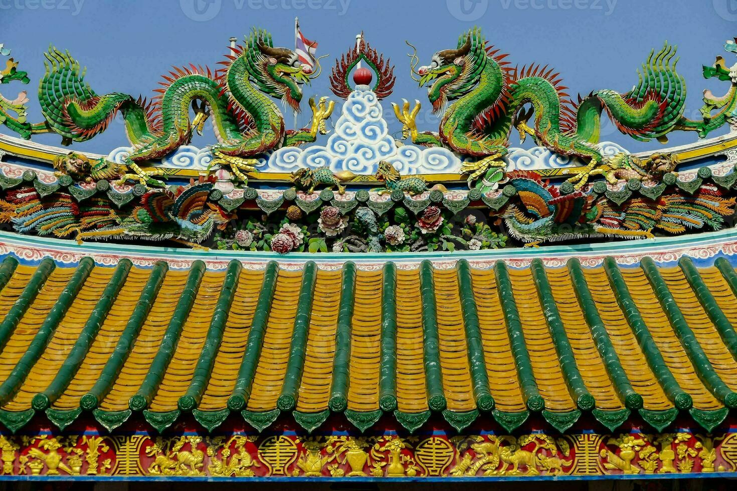 dragon toit sur une chinois temple photo