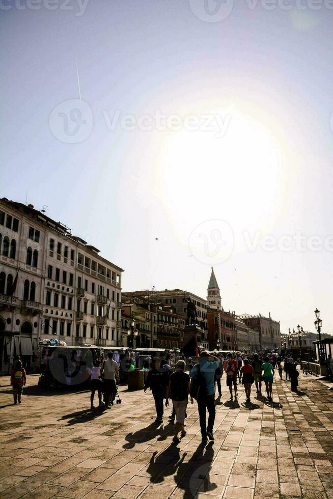 gens en marchant sur le des rues de Venise photo