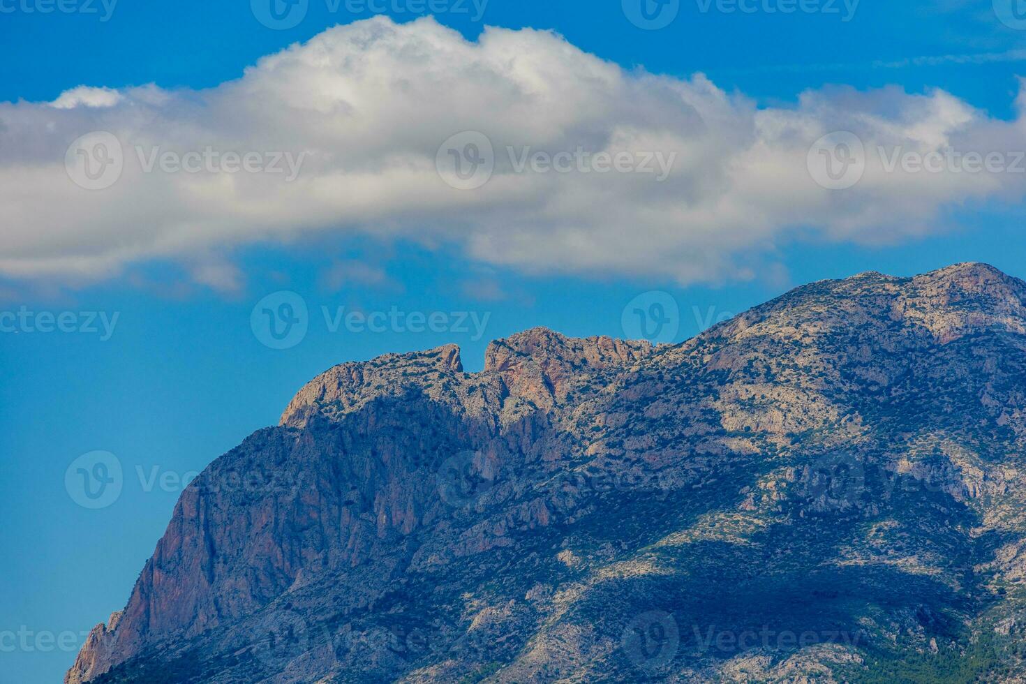 paysage sur le Espagnol côte près le ville de benidorm sur une été journée photo