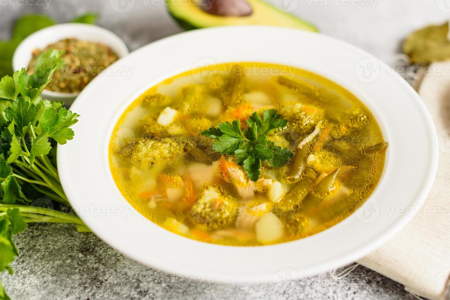 savoureuse soupe de légumes et d'épices sur fond de béton gris. il peut être utilisé comme arrière-plan photo