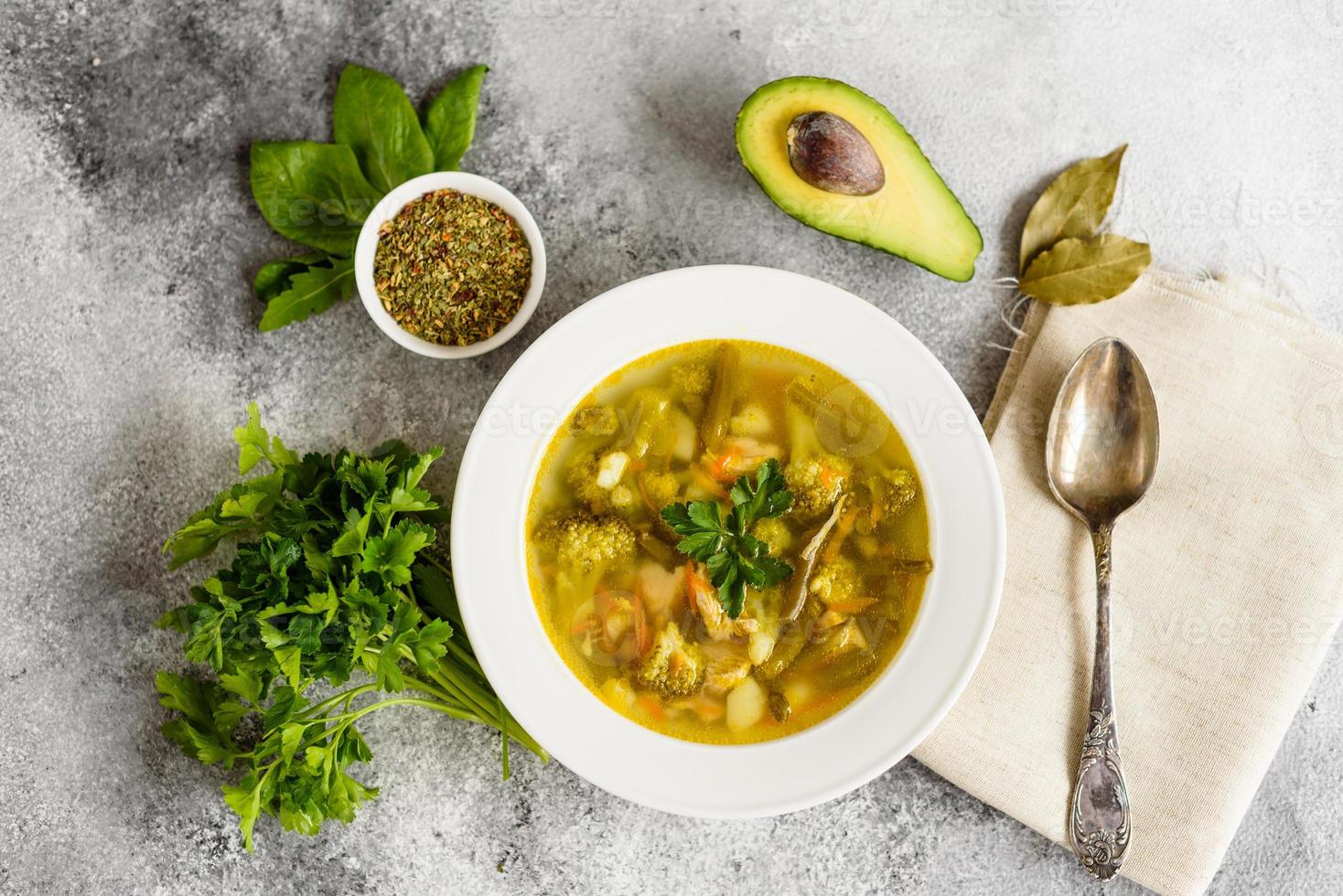 savoureuse soupe de légumes et d'épices sur fond de béton gris. il peut être utilisé comme arrière-plan photo