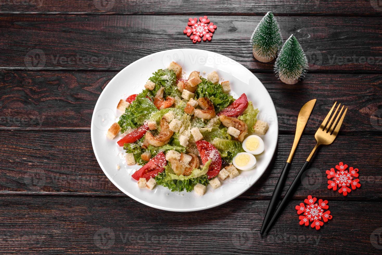 savoureuse salade fraîche préparée pour la table de noël photo