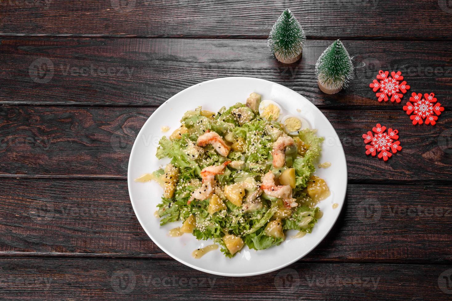 savoureuse salade fraîche préparée pour la table de noël photo