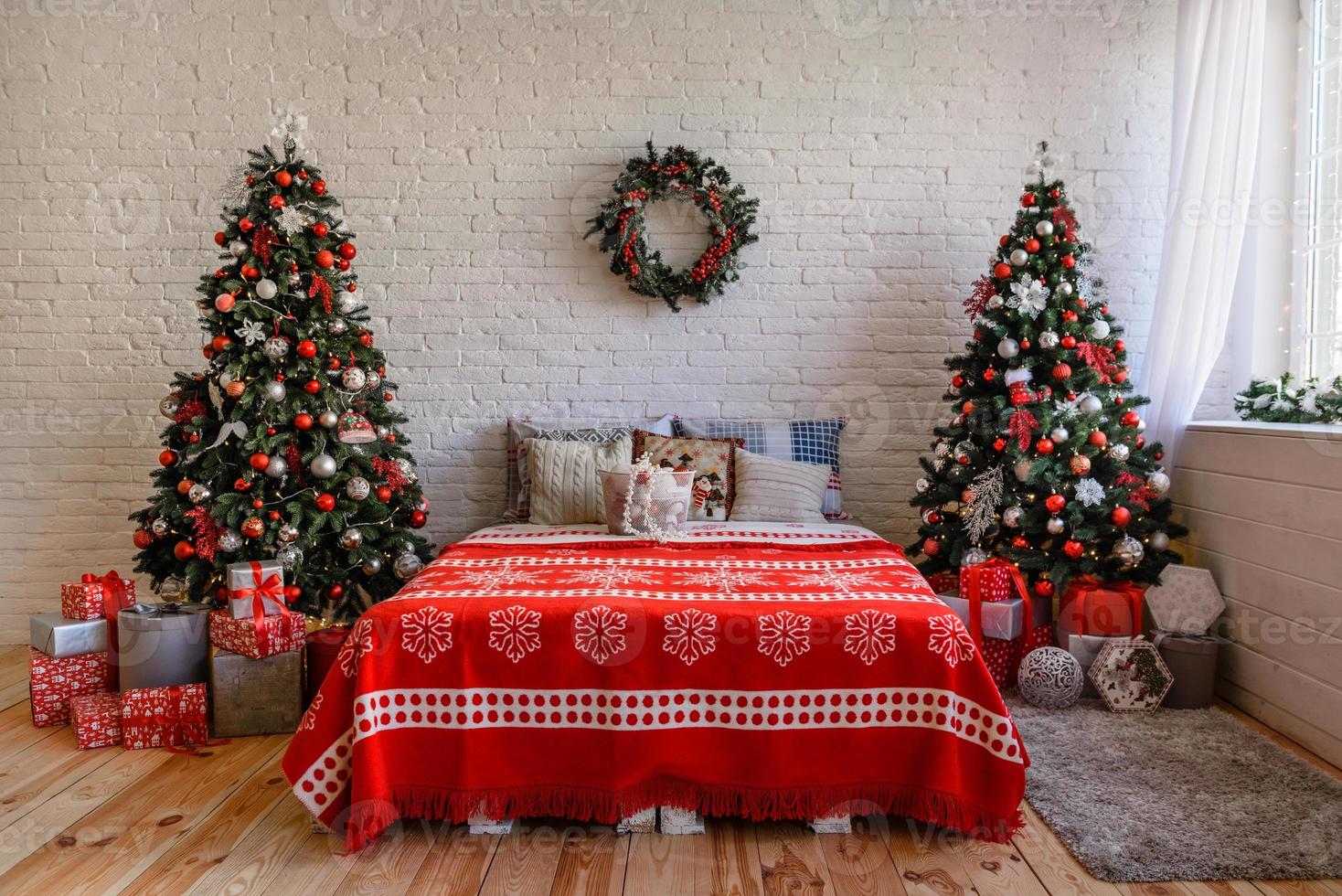 bel intérieur festif de noël dans une maison de campagne la veille de noël photo