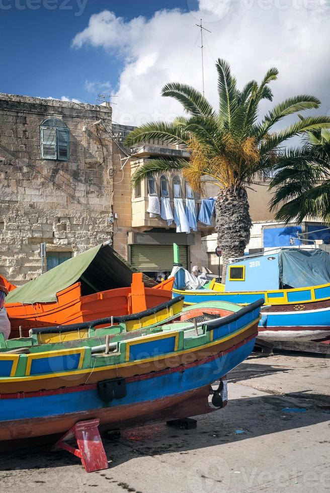 Bateaux luzzu peints traditionnels maltais dans le village de pêcheurs de marsaxlokk à Malte photo