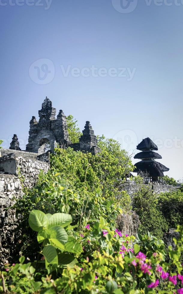 Temple hindou balinais au sommet d'une falaise à uluwatu à bali en indonésie photo