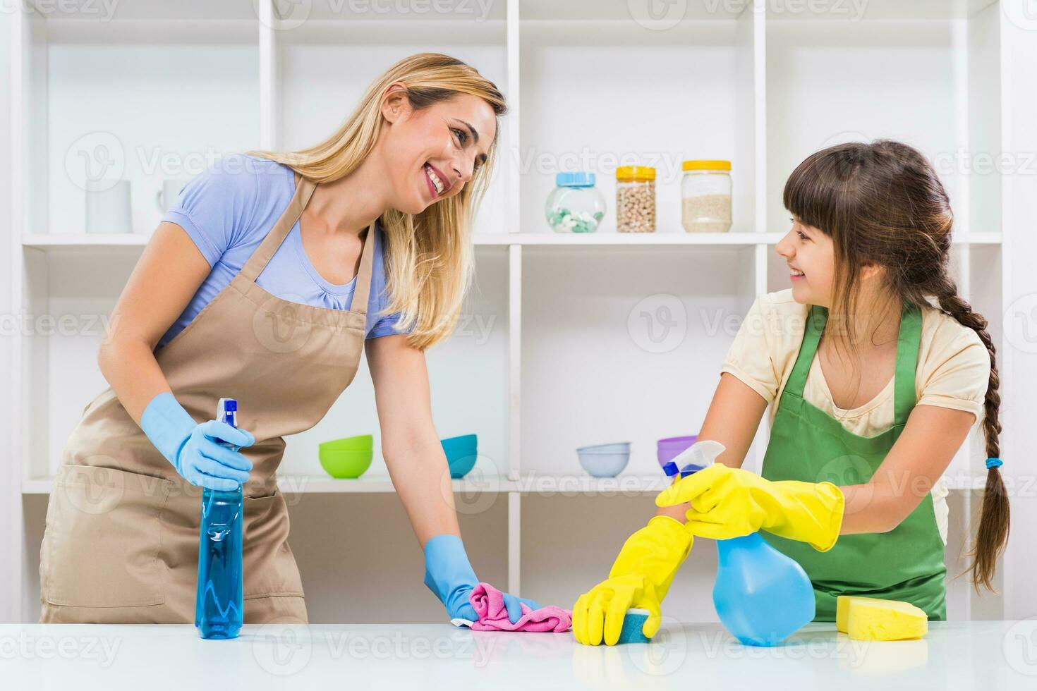 content mère et sa fille prendre plaisir nettoyage ensemble. photo