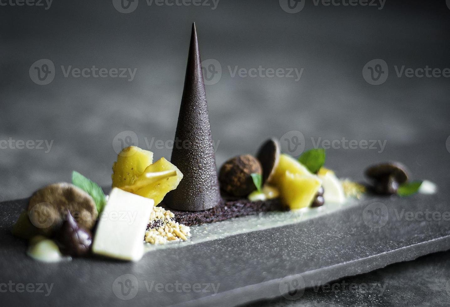 gâteau au chocolat déconstruit moderne gastronomique et plat de dessert aux fruits secs photo