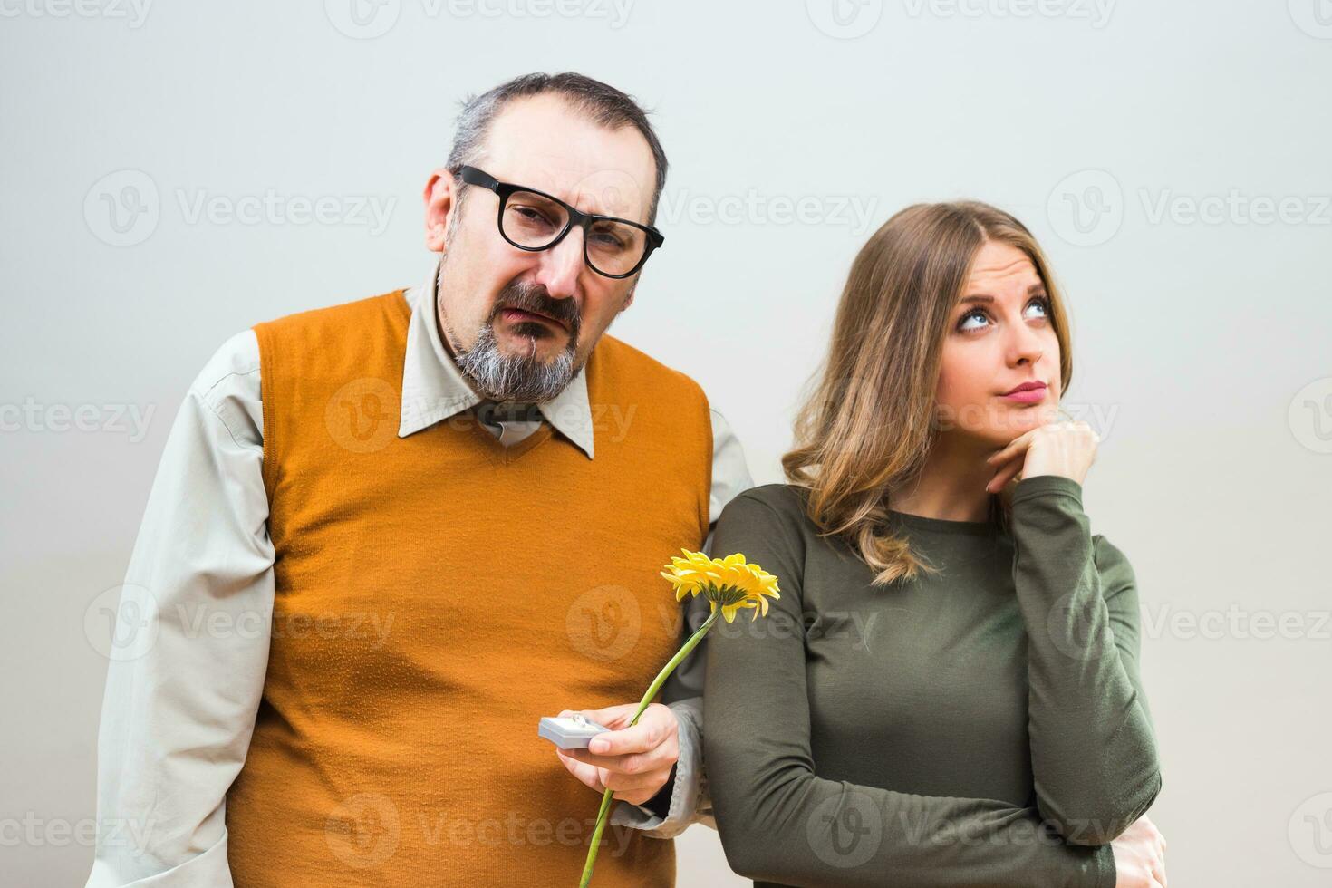 ringard homme veut à marier à une magnifique femme, mais elle est ne pas intéressé. photo