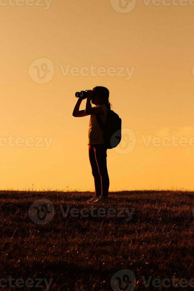 peu fille promeneur avec jumelles photo