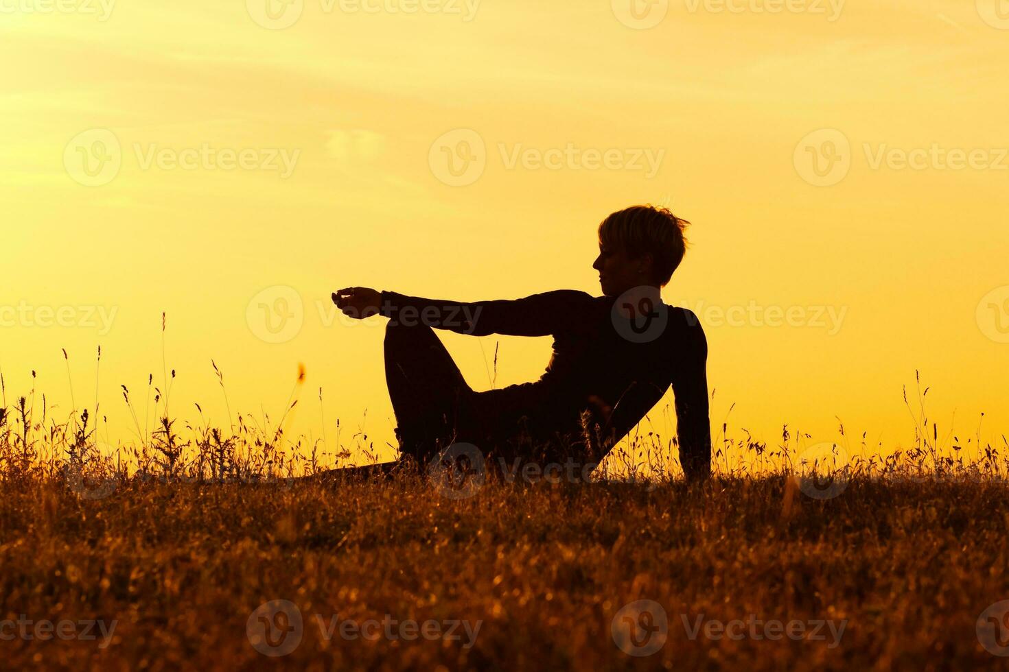 silhouette de femme profiter dans le la nature photo