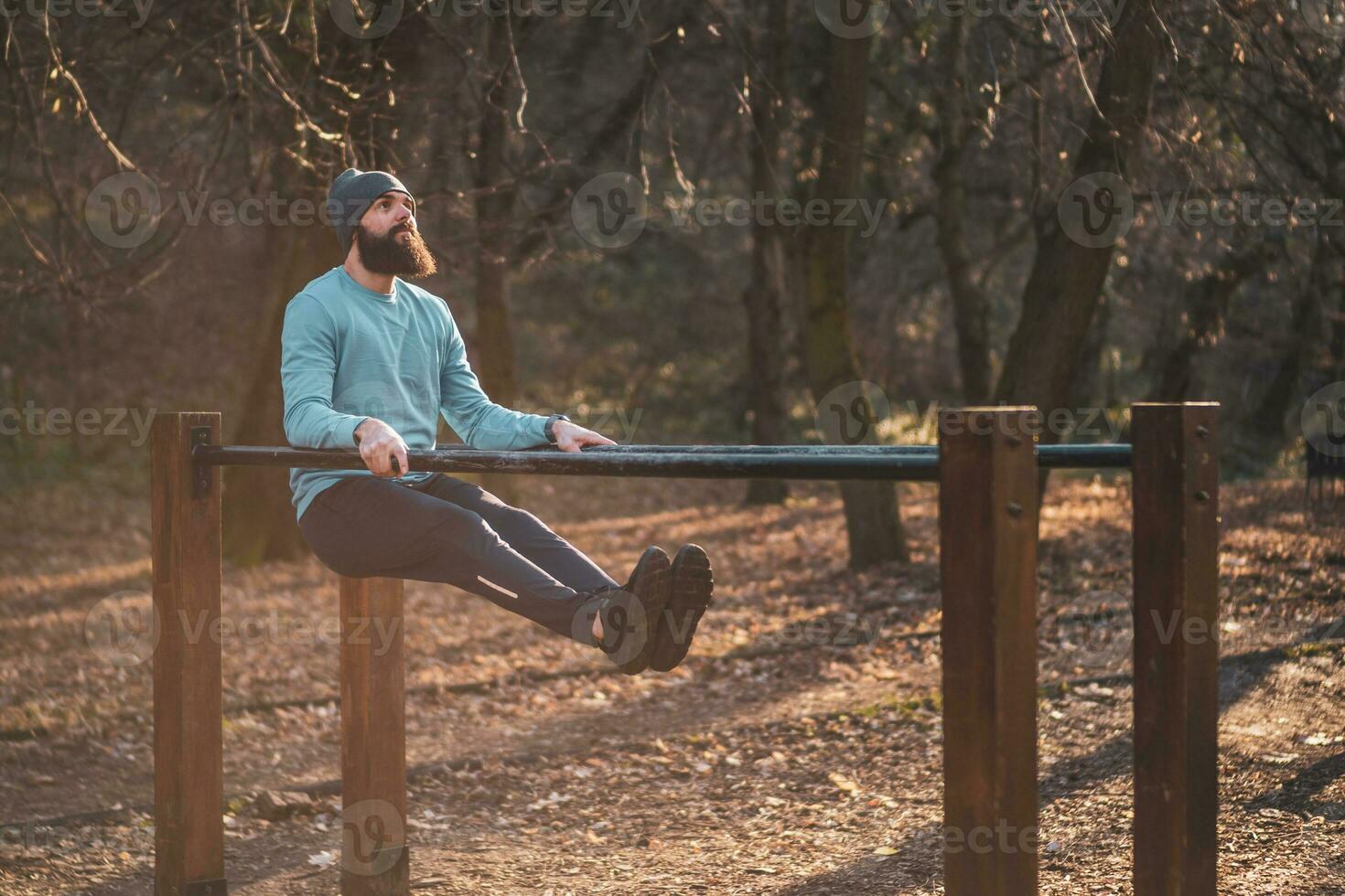 homme jouit exercice pousser UPS sur parallèle bars dans le parc. photo